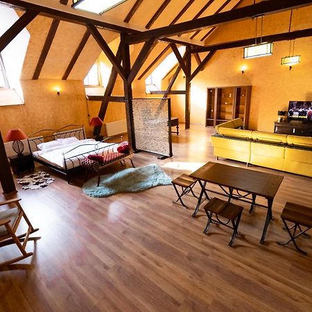 The Attic - Large Open-Space In The Old Town Of Brasov, Minutes Away From The Black Church Exterior foto