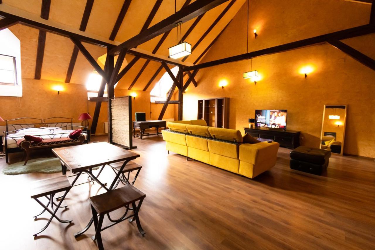 The Attic - Large Open-Space In The Old Town Of Brasov, Minutes Away From The Black Church Exterior foto